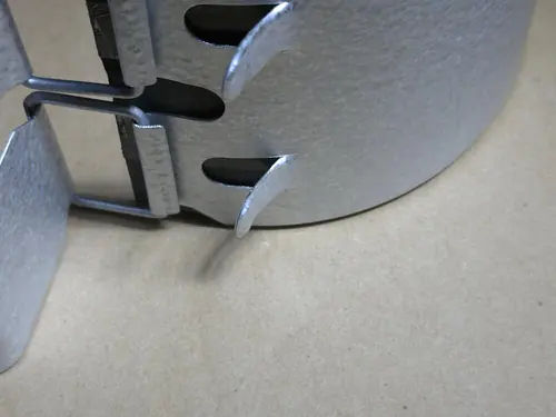 Fallrohrschelle Alu-Zink 100 mm mit Keil – Ansicht 3